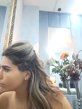 Snapshot of Bella_Posh chatting on 10.21.25 Bella Posh online show from 10.21.25