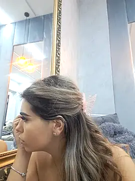 Snapshot of Bella_Posh chatting on 10.22.25 Bella Posh online show from 10.22.25