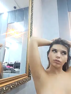 Snapshot of Bella_Posh chatting on 10.23.25 Bella Posh online show from 10.23.25