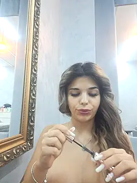 Snapshot of Bella_Posh chatting on 10.25.25 Bella Posh online show from 10.25.25