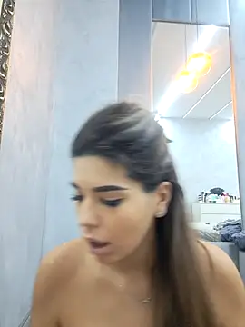 Snapshot of Bella_Posh chatting on 10.28.25 Bella Posh online show from 10.28.25