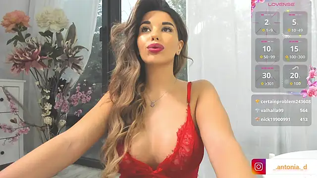 Snapshot of Bella_Posh chatting on 11.10.25 Bella Posh online show from 11.10.25