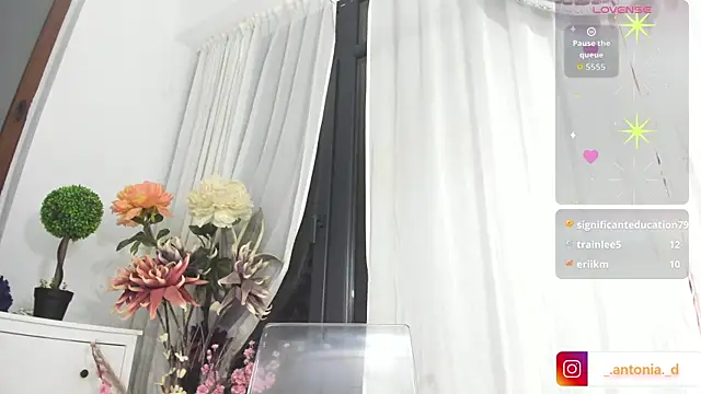 Snapshot of Bella_Posh chatting on 11.14.25 Bella Posh online show from 11.14.25