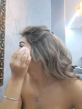 Snapshot of Bella_Posh chatting on 11.21.25 Bella Posh online show from 11.21.25