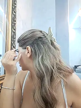 Snapshot of Bella_Posh chatting on 11.24.25 Bella Posh online show from 11.24.25