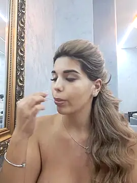 Snapshot of Bella_Posh chatting on 11.27.25 Bella Posh online show from 11.27.25