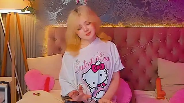 Snapshot of EmilyAngells chatting on 04.22.26 EmilyAngells online show from 04.22.26