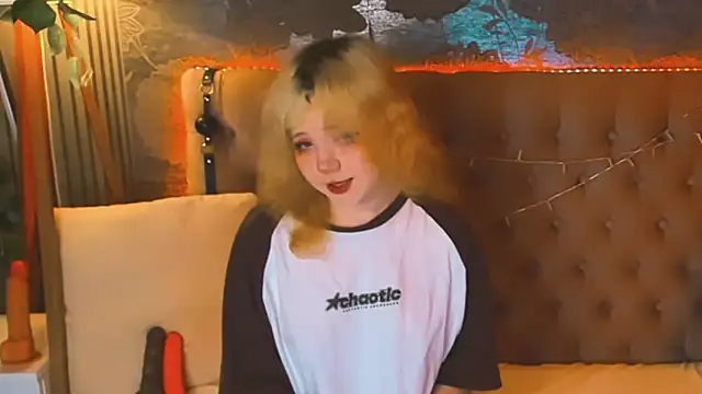 Snapshot of EmilyAngells chatting on 05.18.26 EmilyAngells online show from 05.18.26