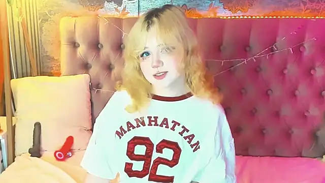 Snapshot of EmilyAngells chatting on 05.21.26 EmilyAngells online show from 05.21.26