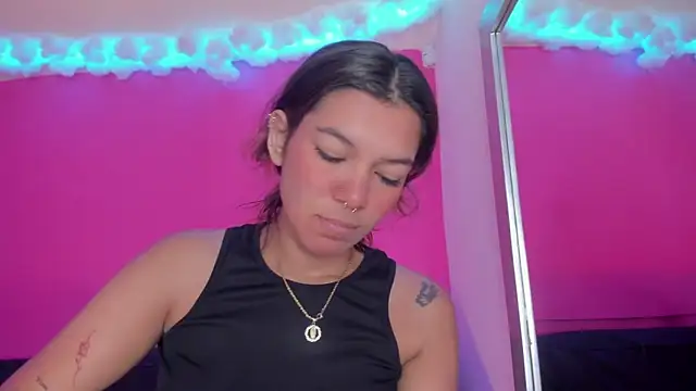 Snapshot of violett_24_ chatting on 03.05.25 violett 24 online show from 03.05.25