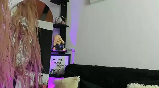 Snapshot of MarianaZapataa chatting on 03.21.25 MarianaZapataa online show from 03.21.25