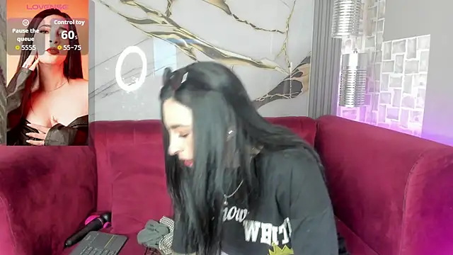 Bella williamss  online show from 12.04.25