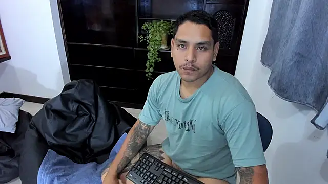 Snapshot of maxflurry_ chatting on 03.22.25 maxflurry  online show from 03.22.25