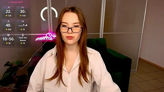 Snapshot of ElenaOconar chatting on 10.20.25 ElenaOconar online show from 10.20.25