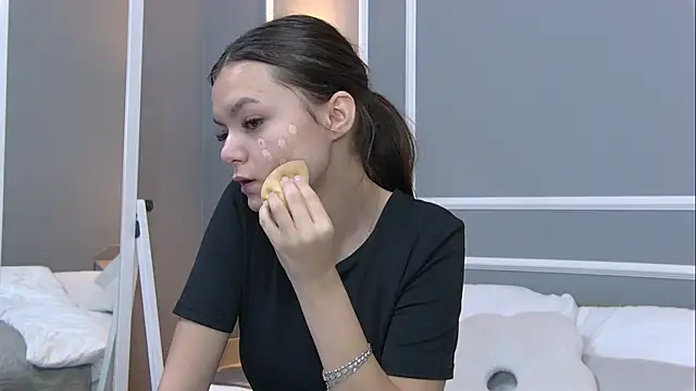 AsterQuinn online show from 10.25.25