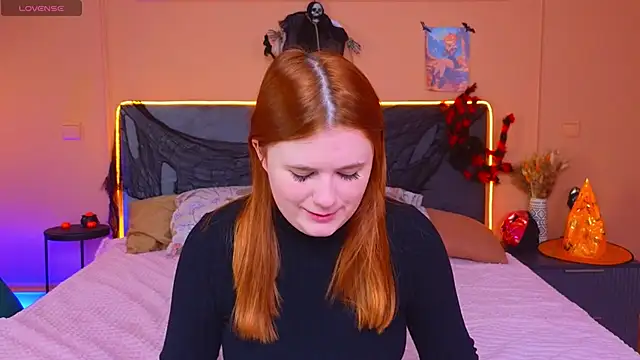 Snapshot of Eva_Starlight chatting on 10.26.25 Eva Starlight online show from 10.26.25