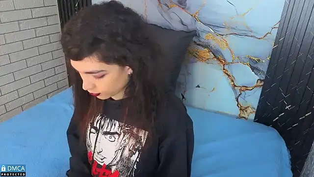 MaeveKuro online show from 12.20.25