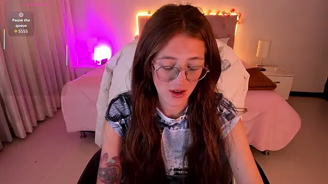 Emily Warren  online show from 11.11.25