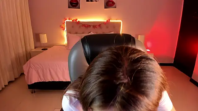 Emily Warren  online show from 04.10.26