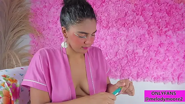 Snapshot of Melodymoore_ chatting on 11.06.25 Melodymoore online show from 11.06.25