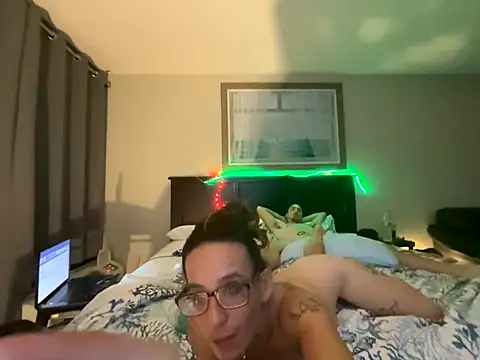 Snapshot of JerseyGem chatting on 10.05.25 JerseyGem online show from 10.05.25