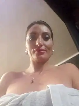 Snapshot of zoeylarkens chatting on 10.27.25 zoeylarkens online show from 10.27.25