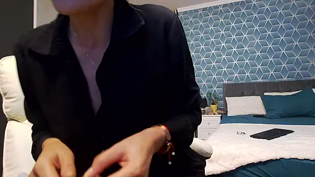 Snapshot of zoeylarkens chatting on 11.05.25 zoeylarkens online show from 11.05.25