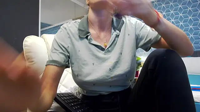 Snapshot of zoeylarkens chatting on 11.06.25 zoeylarkens online show from 11.06.25