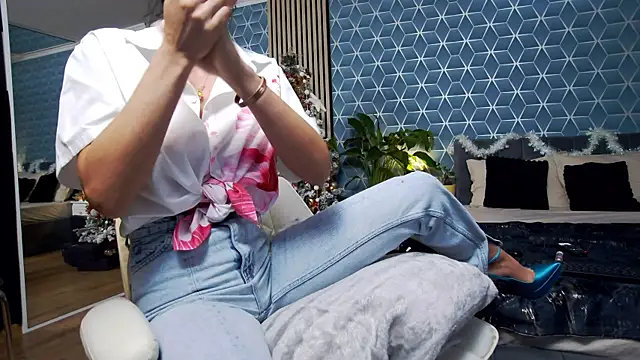 Snapshot of zoeylarkens chatting on 12.14.25 zoeylarkens online show from 12.14.25