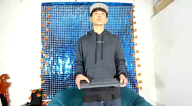 Maxxi hot23 online show from 02.26.25