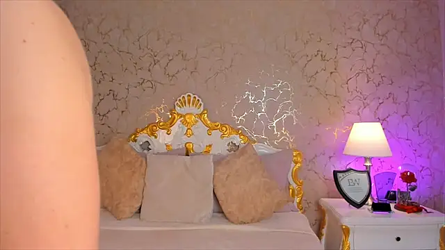 ScarlettWallace online show from 10.21.25