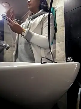 Mila LS online show from 11.10.25