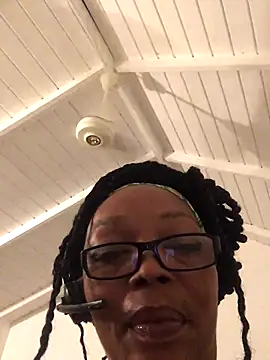 Snapshot of Ladyzee25 chatting on 09.14.25 Ladyzee25 online show from 09.14.25