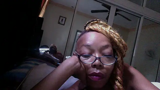 Snapshot of Ladyzee25 chatting on 10.17.25 Ladyzee25 online show from 10.17.25