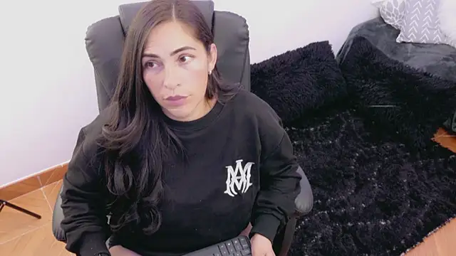 luna lgomez  online show from 04.19.26