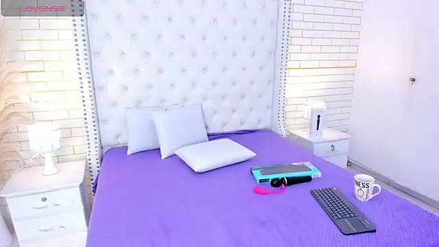 Emilly wilson  online show from 11.21.25