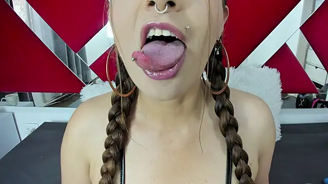 Snapshot of nicollewayne10 chatting on 10.18.25 nicollewayne10 online show from 10.18.25