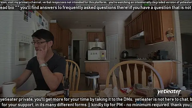 Snapshot of yetieater chatting on 12.12.24 yetieater online show from 12.12.24