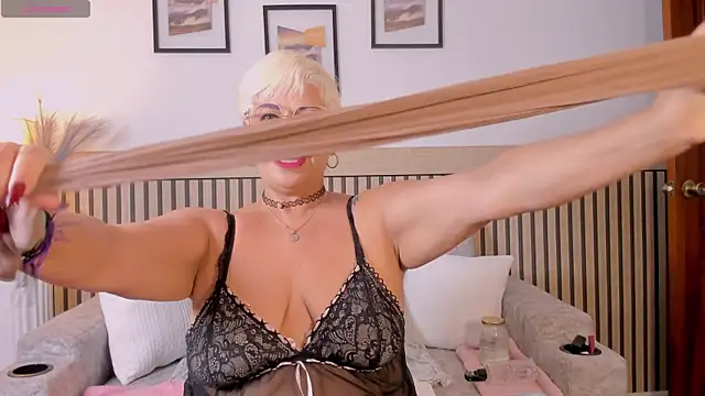 Snapshot of Lucy_Milf_68 chatting on 04.01.26 Lucy Milf 68 online show from 04.01.26