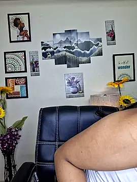 Snapshot of Noor-Bold chatting on 12.14.25 Noor-Bold online show from 12.14.25