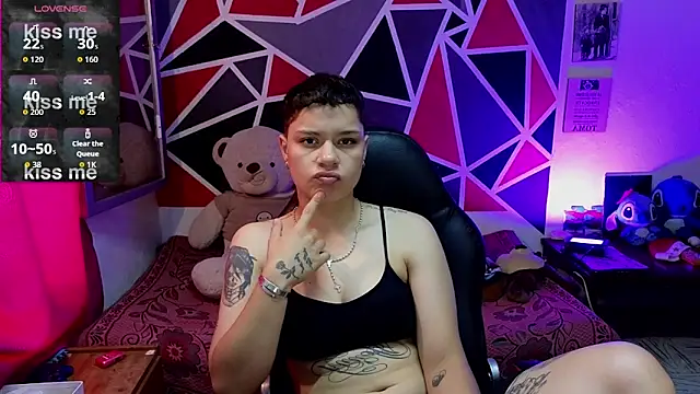 Snapshot of demimoore222 chatting on 12.19.25 demimoore222 online show from 12.19.25