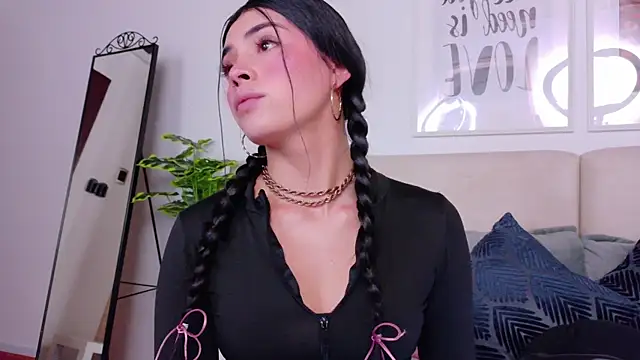 Snapshot of SaritaBratz chatting on 11.14.25 SaritaBratz online show from 11.14.25