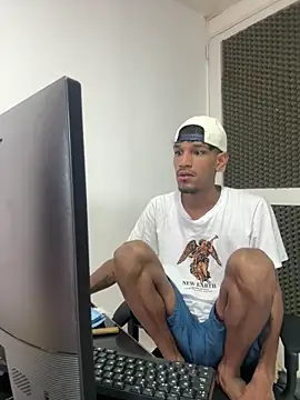 Snapshot of Miguel_bigcock chatting on 05.16.26 Miguel bigcock online show from 05.16.26