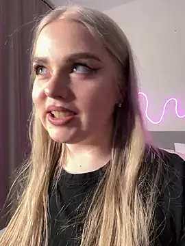 Snapshot of April_Vancee chatting on 03.20.25 April Vancee online show from 03.20.25