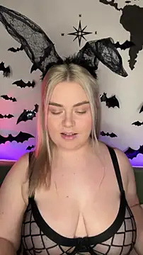 Snapshot of April_Vancee chatting on 10.20.25 April Vancee online show from 10.20.25