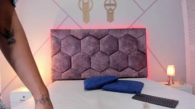 aurora collinss  online show from 03.15.25