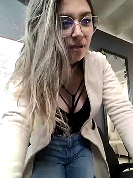 Isabella Varella online show from 03.20.25