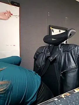 Isabella Varella online show from 10.21.25