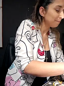 Isabella Varella online show from 10.22.25