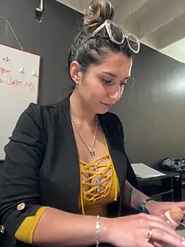 Isabella Varella online show from 11.20.25